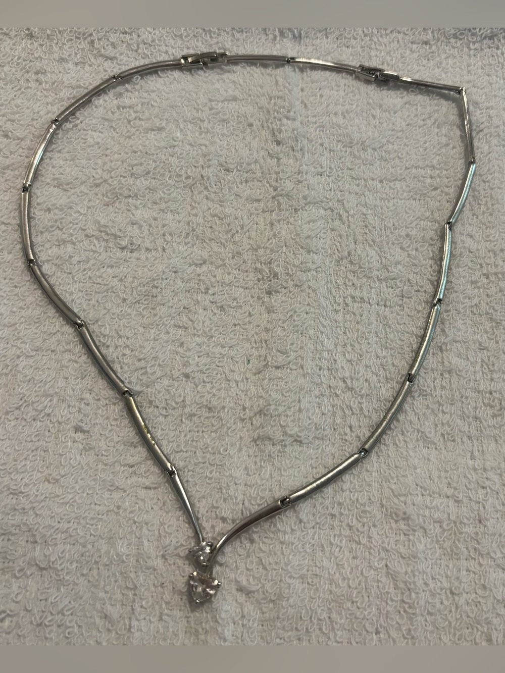 Silver tone semi rigid bar link necklace with clear heart shaped stones 18”